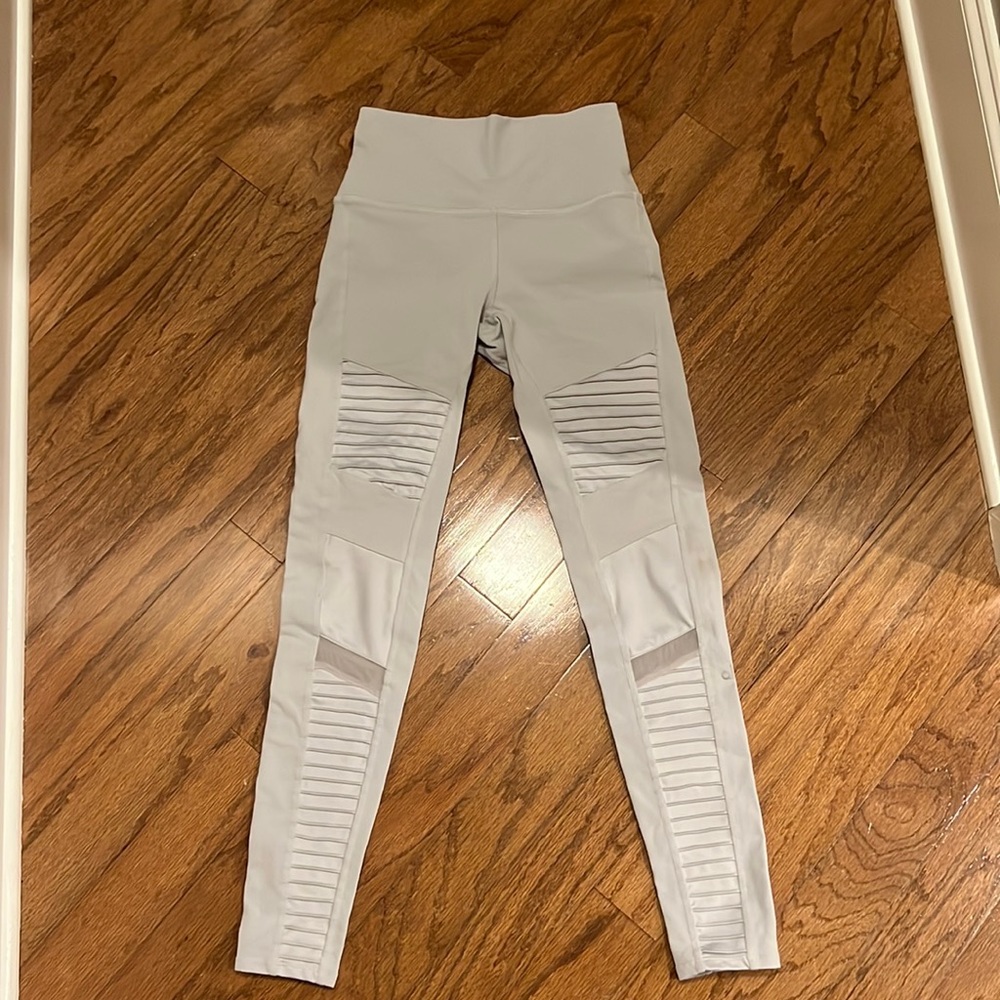 ALO Yoga high waisted leggings!🤍